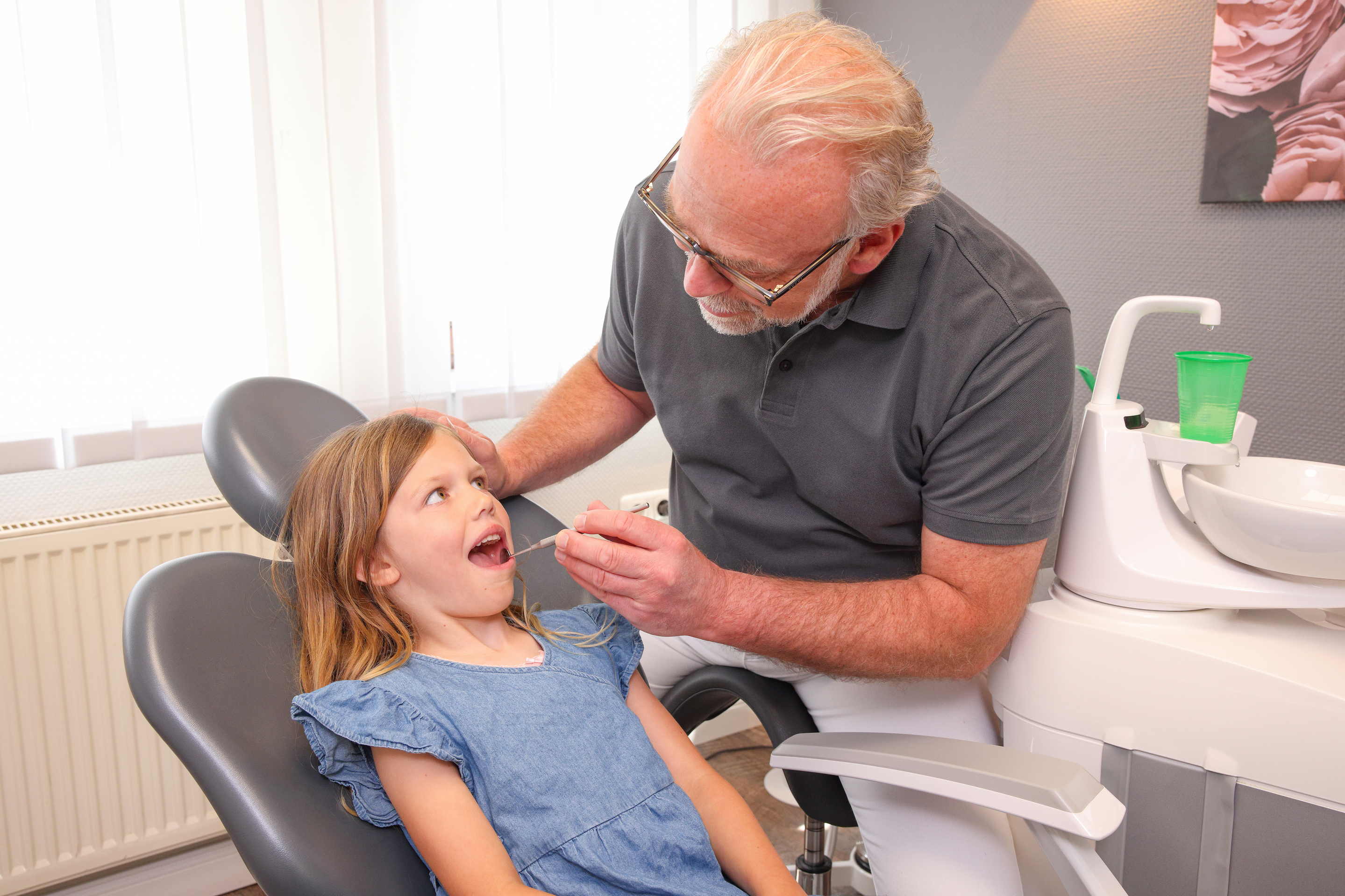 Patientin bei einer zahnärztlichen Behandlung